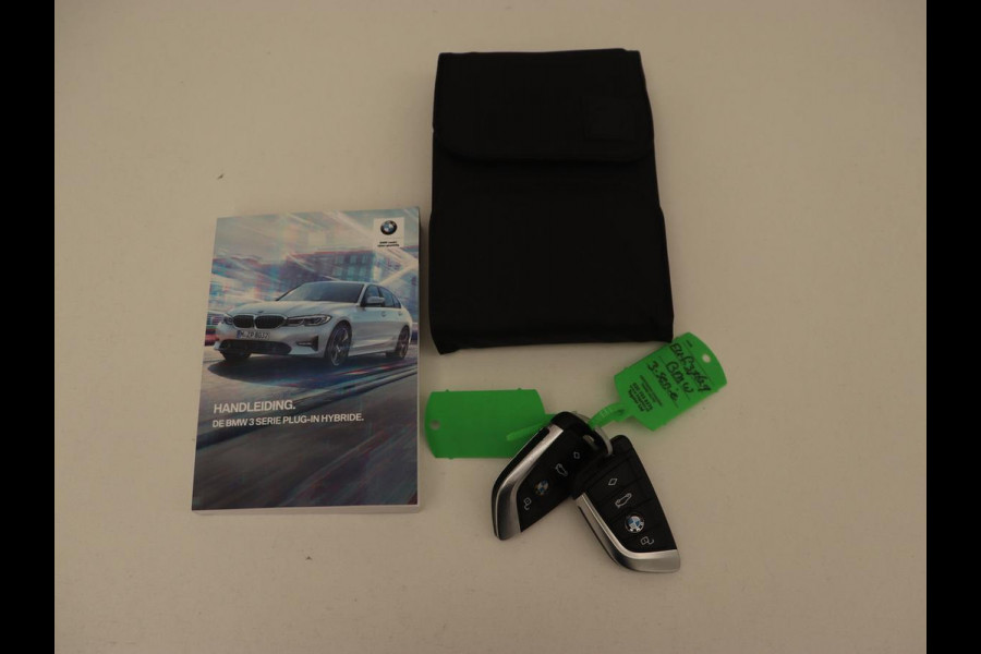 BMW 3-serie 320e Sport Line | Leder | Stoelverwarming | Camera | Sportstoelen | Live Cockpit | Carplay | Navigatie | Parkeerhulp | Climate control