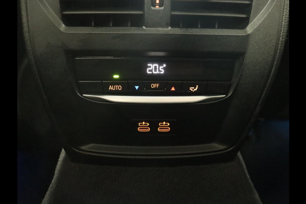 BMW 3-serie 320e Sport Line | Leder | Stoelverwarming | Camera | Sportstoelen | Live Cockpit | Carplay | Navigatie | Parkeerhulp | Climate control