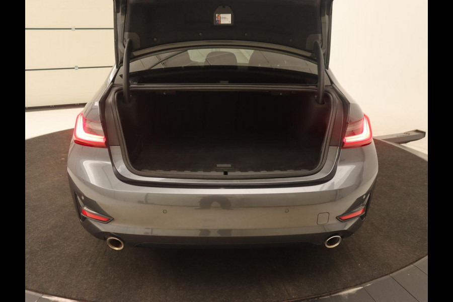 BMW 3-serie 320e Sport Line | Leder | Stoelverwarming | Camera | Sportstoelen | Live Cockpit | Carplay | Navigatie | Parkeerhulp | Climate control