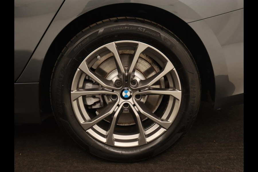 BMW 3-serie 320e Sport Line | Leder | Stoelverwarming | Camera | Sportstoelen | Live Cockpit | Carplay | Navigatie | Parkeerhulp | Climate control