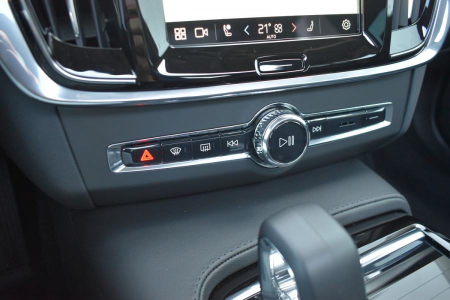 Volvo V90 2.0 T8 Plug-in hybrid AWD Ultra Bright | HUD | B&W | 360 camera | Stuurverwarming | Panodak | 19"LMV