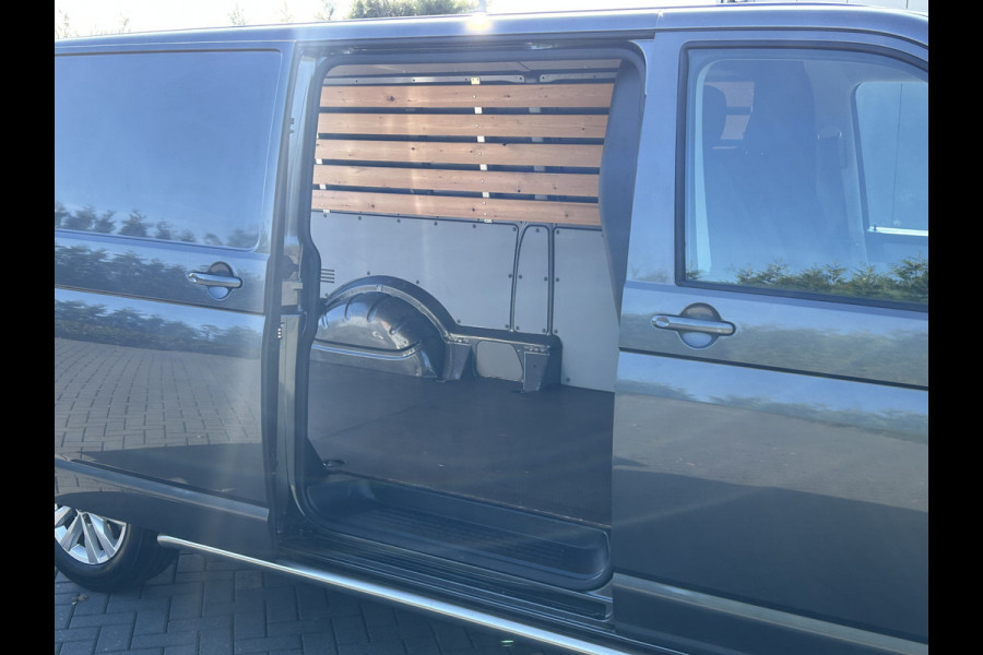 Volkswagen Transporter 2.0 TDI 150 PK HIGHLINE AUTOMAAT DSG / L2H1 / 1e EIGENAAR / UNIEK 37.581 KM !! / BPM VRIJ / AIRCO / CRUISE / NAVI / BLUETOOTH / Volkswagen Transporter 2.0 TDI 150 PK HIGHLINE AUTOMAAT DSG / L2H1 / 1e EIGENAAR / UNIEK 37.581 KM !! / BPM VRIJ / AIRCO / CRUISE / NAVI / BLUETOOTH /