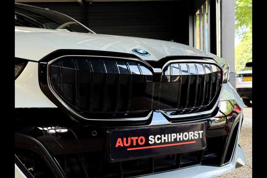 BMW 5 Serie 530e xDrive M-Sport 299pk Pro-20 inch trekhaak pano key-less