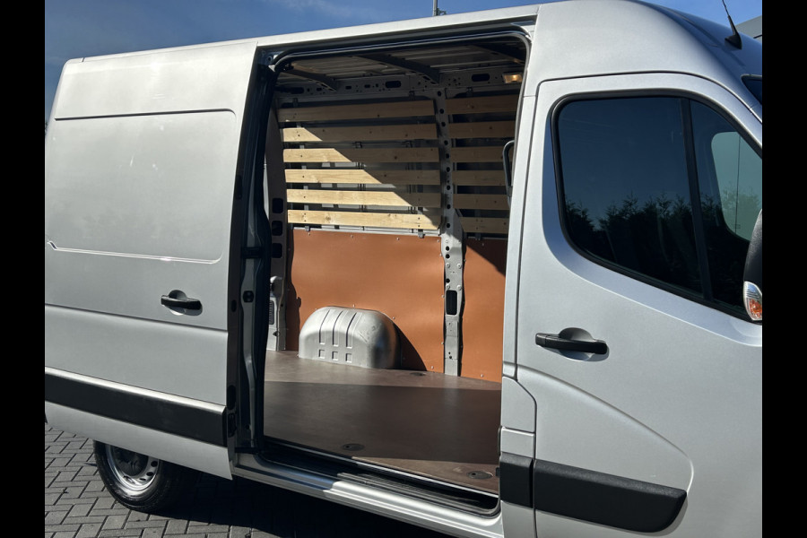 Renault Master T35 2.3 dCi 136 PK / L2H2 / 1e EIGENAAR / 60.092 KM !! / TREKHAAK / AIRCO / NAVI / BLUETOOTH / 3-ZITS