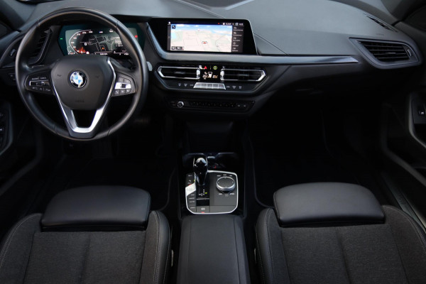 BMW 1-serie 118i / LIVE COCKPIT / LED / PDC V+A / CARPLAY / SFEERVERLICHTING