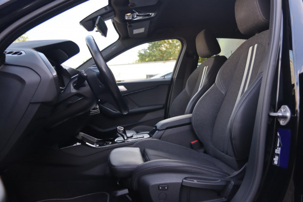 BMW 1-serie 118i / LIVE COCKPIT / LED / PDC V+A / CARPLAY / SFEERVERLICHTING