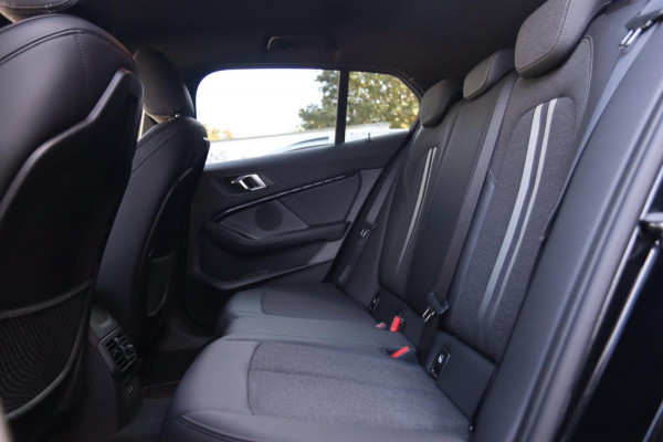 BMW 1-serie 118i / LIVE COCKPIT / LED / PDC V+A / CARPLAY / SFEERVERLICHTING