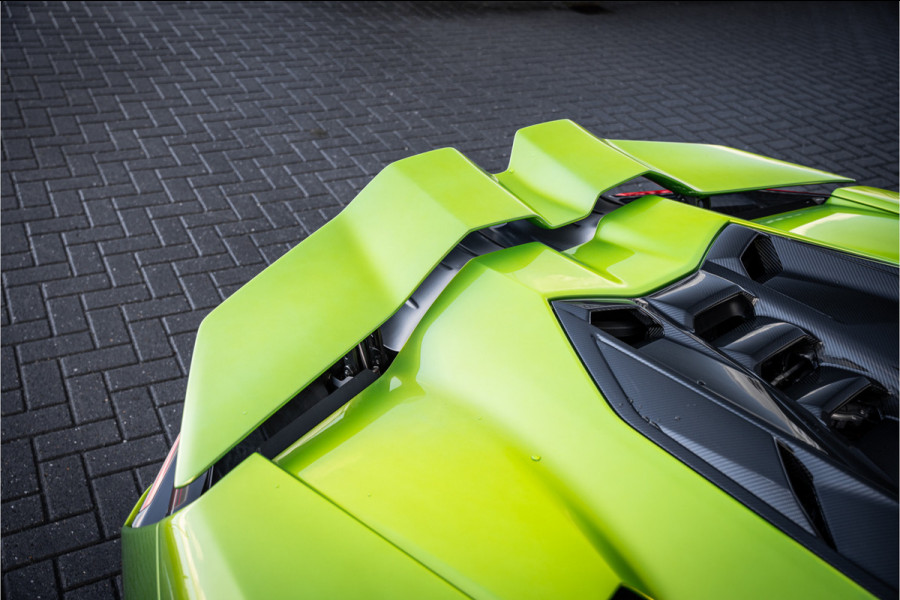 Lamborghini Revuelto - Verde Citrea | Full Carbon | Passenger Display | Lift