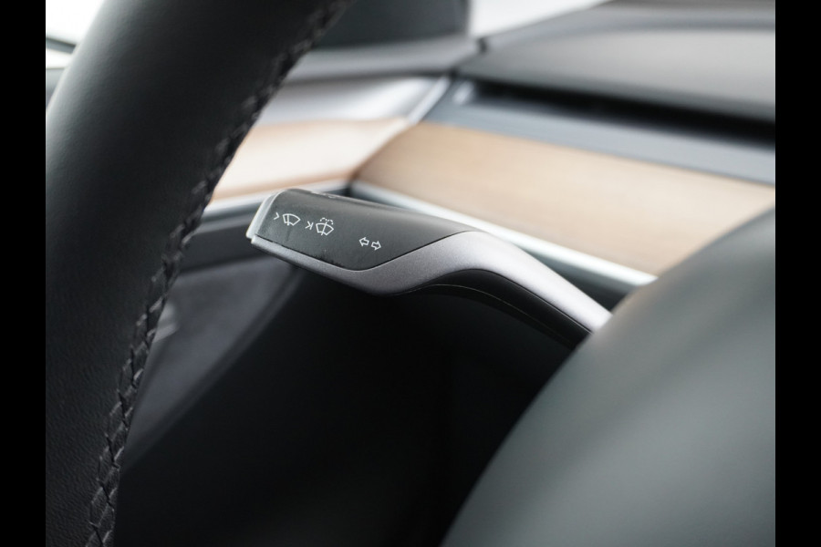 Tesla Model Y Long Range AWD 75kWh  Trekhaak Lmv 20" Wrmtepomp Leder Navi Ecc Premium Audio Stoel+Stuurverwarming Autopilot 3.0 Adaptieve Crui Memory Matrix Led Intel Atom® Processor Homelink 5 Achterbank verwarmd 4WD 1.600KG Trekgewicht