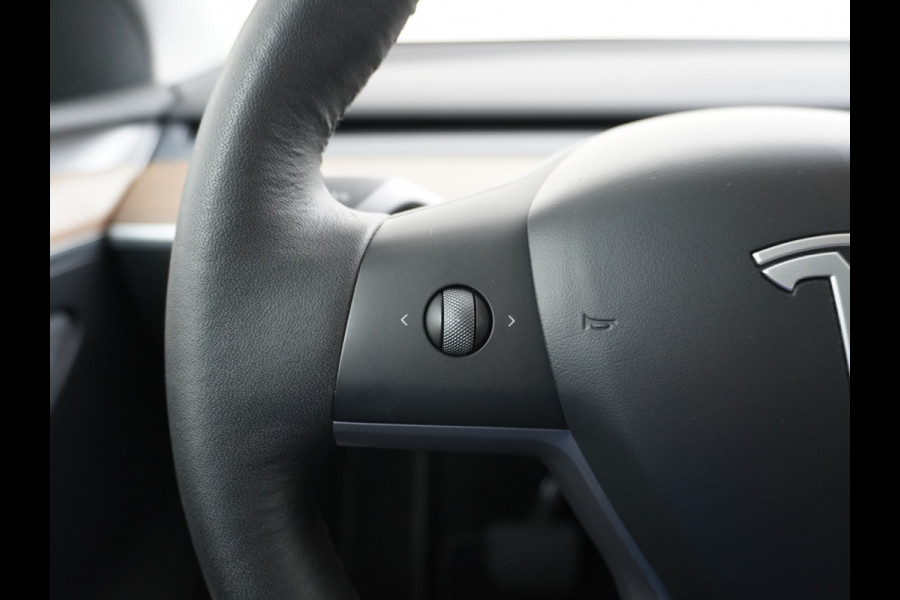 Tesla Model Y Long Range AWD 75kWh  Trekhaak Lmv 20" Wrmtepomp Leder Navi Ecc Premium Audio Stoel+Stuurverwarming Autopilot 3.0 Adaptieve Crui Memory Matrix Led Intel Atom® Processor Homelink 5 Achterbank verwarmd 4WD 1.600KG Trekgewicht