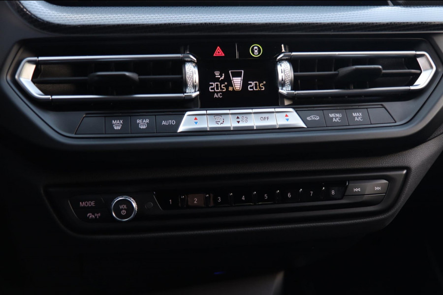BMW 1-serie 118i / LIVE COCKPIT / LED / PDC V+A / CARPLAY / SFEERVERLICHTING