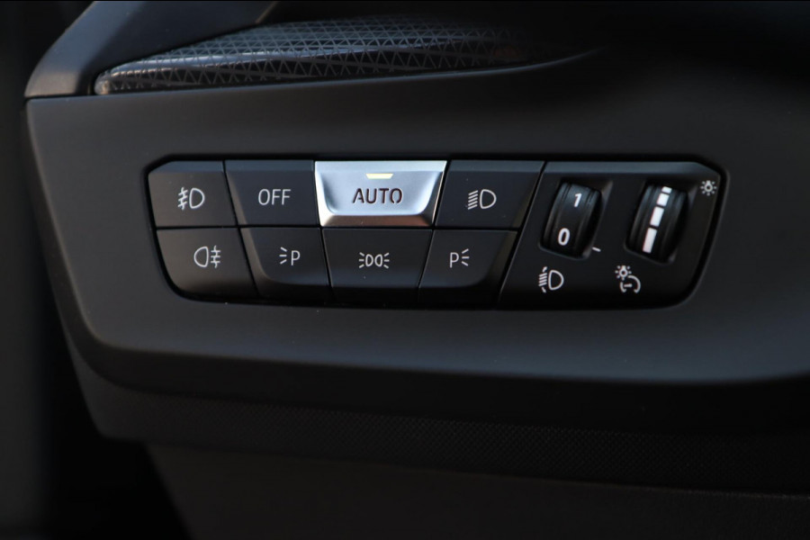 BMW 1-serie 118i / LIVE COCKPIT / LED / PDC V+A / CARPLAY / SFEERVERLICHTING