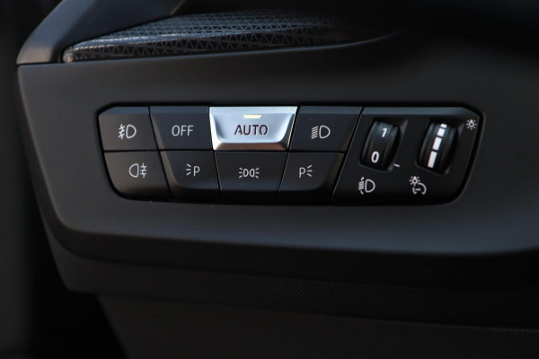 BMW 1-serie 118i / LIVE COCKPIT / LED / PDC V+A / CARPLAY / SFEERVERLICHTING