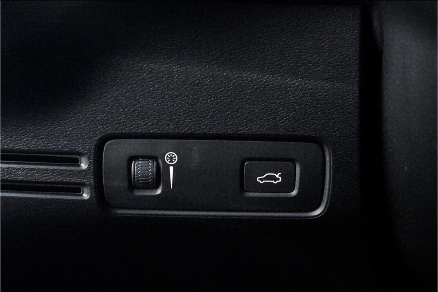Volvo XC40 2.0 T4 Inscription Pano Memory ACC Trekhaak