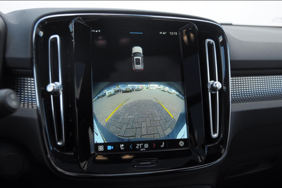 Volvo XC40 232PK Automaat Recharge Pro / Adaptieve cruise control/ Panoramadak/ Elektrische stoelen met geheugen/ BLIS/ Elektrische achterklep/ Parkeersensoren met 360 Camera/ Stoel en stuurwielverwarming/ Mistlampen/ Luxe bekleding/ 20" Velgen/ Harman kardon audio/ Apple carplay