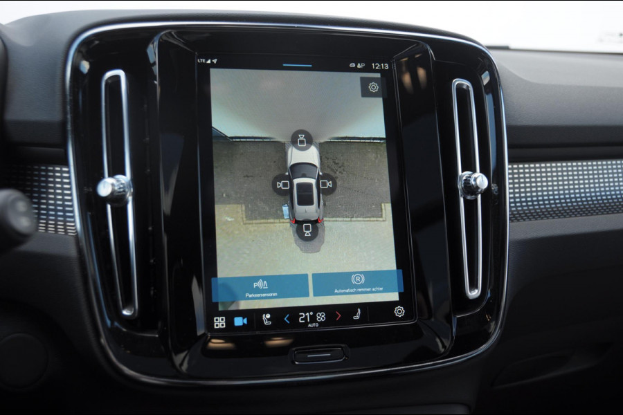 Volvo XC40 232PK Automaat Recharge Pro / Adaptieve cruise control/ Panoramadak/ Elektrische stoelen met geheugen/ BLIS/ Elektrische achterklep/ Parkeersensoren met 360 Camera/ Stoel en stuurwielverwarming/ Mistlampen/ Luxe bekleding/ 20" Velgen/ Harman kardon audio/ Apple carplay