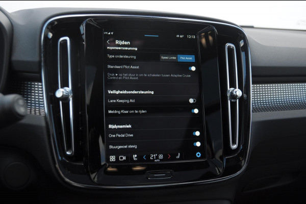 Volvo XC40 232PK Automaat Recharge Pro / Adaptieve cruise control/ Panoramadak/ Elektrische stoelen met geheugen/ BLIS/ Elektrische achterklep/ Parkeersensoren met 360 Camera/ Stoel en stuurwielverwarming/ Mistlampen/ Luxe bekleding/ 20" Velgen/ Harman kardon audio/ Apple carplay