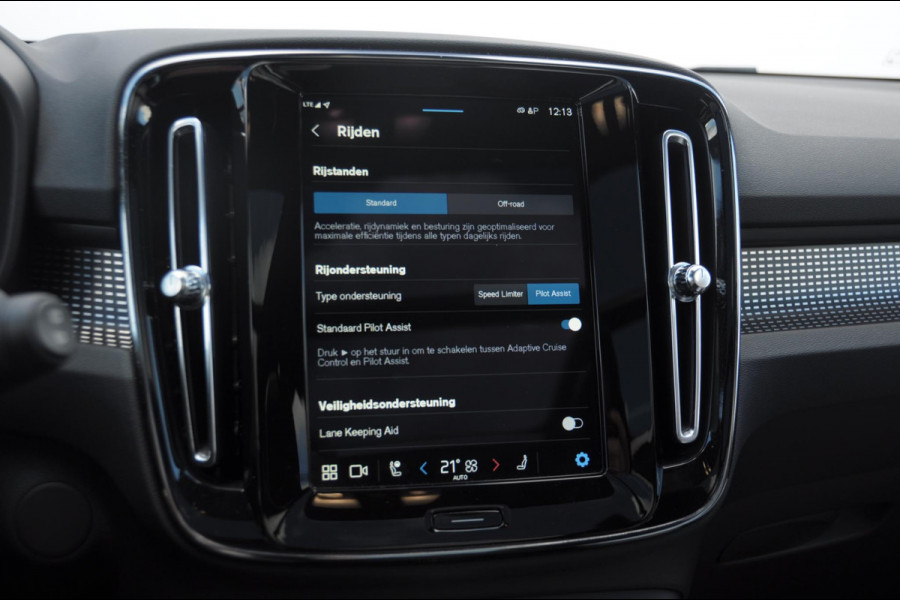 Volvo XC40 232PK Automaat Recharge Pro / Adaptieve cruise control/ Panoramadak/ Elektrische stoelen met geheugen/ BLIS/ Elektrische achterklep/ Parkeersensoren met 360 Camera/ Stoel en stuurwielverwarming/ Mistlampen/ Luxe bekleding/ 20" Velgen/ Harman kardon audio/ Apple carplay