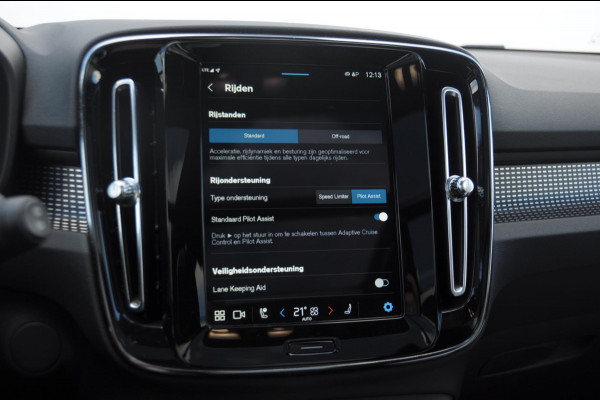 Volvo XC40 232PK Automaat Recharge Pro / Adaptieve cruise control/ Panoramadak/ Elektrische stoelen met geheugen/ BLIS/ Elektrische achterklep/ Parkeersensoren met 360 Camera/ Stoel en stuurwielverwarming/ Mistlampen/ Luxe bekleding/ 20" Velgen/ Harman kardon audio/ Apple carplay