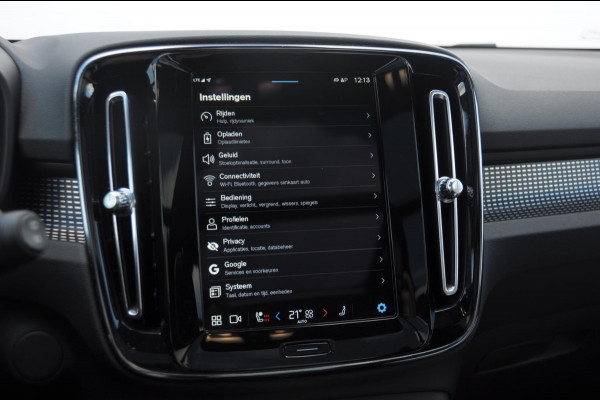 Volvo XC40 232PK Automaat Recharge Pro / Adaptieve cruise control/ Panoramadak/ Elektrische stoelen met geheugen/ BLIS/ Elektrische achterklep/ Parkeersensoren met 360 Camera/ Stoel en stuurwielverwarming/ Mistlampen/ Luxe bekleding/ 20" Velgen/ Harman kardon audio/ Apple carplay