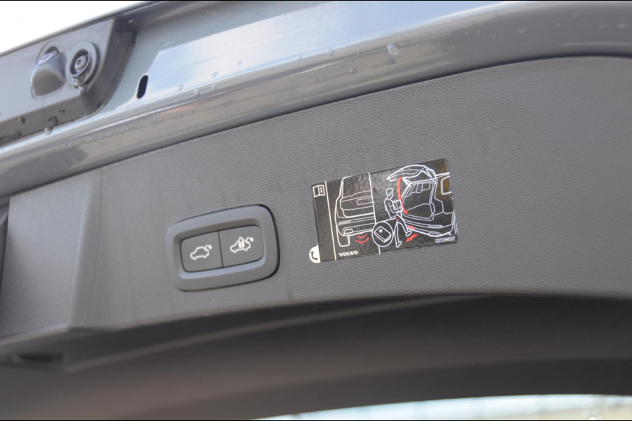 Volvo XC40 232PK Automaat Recharge Pro / Adaptieve cruise control/ Panoramadak/ Elektrische stoelen met geheugen/ BLIS/ Elektrische achterklep/ Parkeersensoren met 360 Camera/ Stoel en stuurwielverwarming/ Mistlampen/ Luxe bekleding/ 20" Velgen/ Harman kardon audio/ Apple carplay
