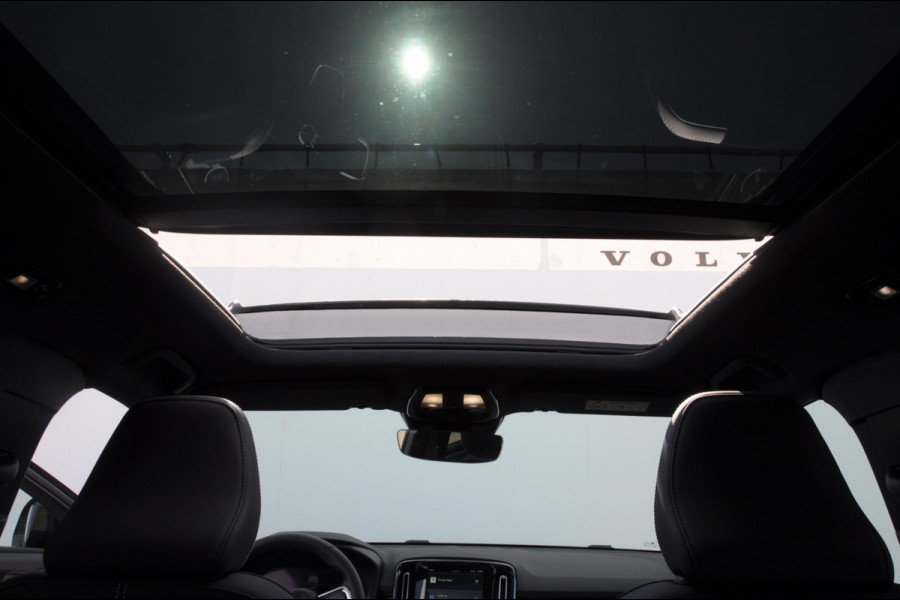 Volvo XC40 232PK Automaat Recharge Pro / Adaptieve cruise control/ Panoramadak/ Elektrische stoelen met geheugen/ BLIS/ Elektrische achterklep/ Parkeersensoren met 360 Camera/ Stoel en stuurwielverwarming/ Mistlampen/ Luxe bekleding/ 20" Velgen/ Harman kardon audio/ Apple carplay