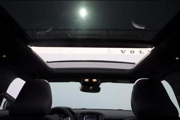 Volvo XC40 232PK Automaat Recharge Pro / Adaptieve cruise control/ Panoramadak/ Elektrische stoelen met geheugen/ BLIS/ Elektrische achterklep/ Parkeersensoren met 360 Camera/ Stoel en stuurwielverwarming/ Mistlampen/ Luxe bekleding/ 20" Velgen/ Harman kardon audio/ Apple carplay