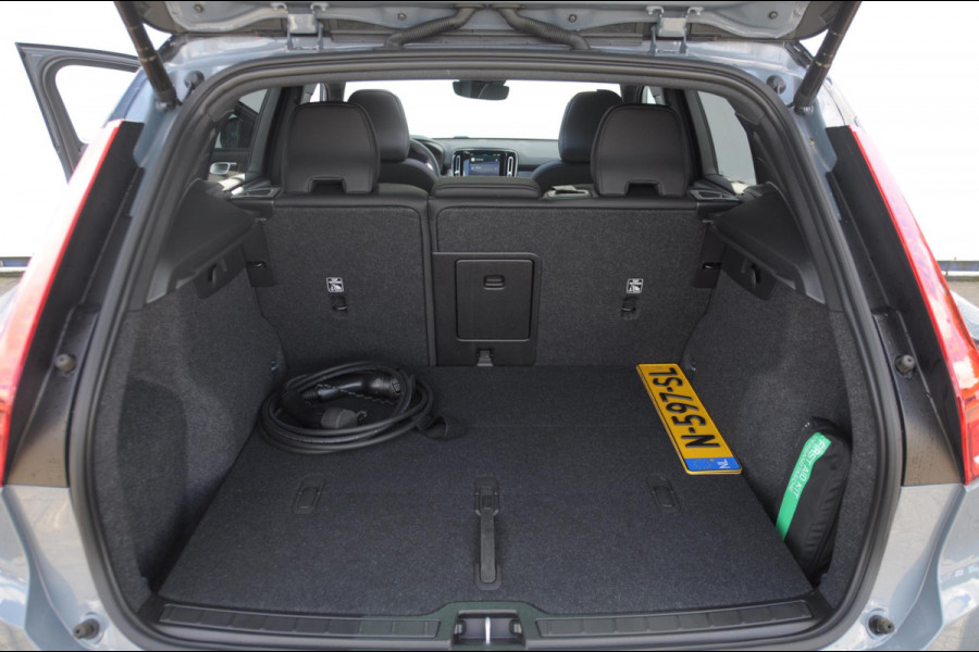 Volvo XC40 232PK Automaat Recharge Pro / Adaptieve cruise control/ Panoramadak/ Elektrische stoelen met geheugen/ BLIS/ Elektrische achterklep/ Parkeersensoren met 360 Camera/ Stoel en stuurwielverwarming/ Mistlampen/ Luxe bekleding/ 20" Velgen/ Harman kardon audio/ Apple carplay