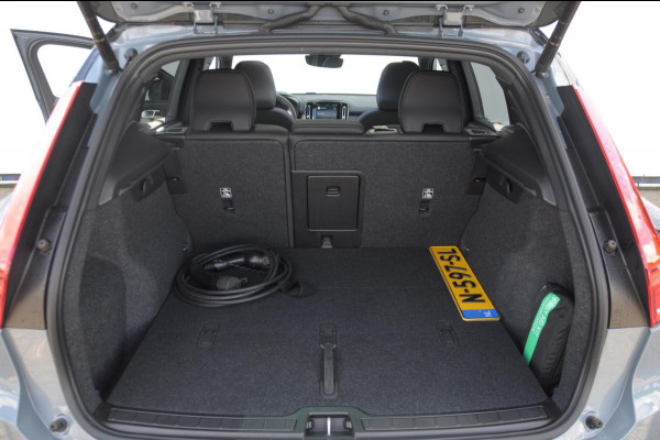 Volvo XC40 232PK Automaat Recharge Pro / Adaptieve cruise control/ Panoramadak/ Elektrische stoelen met geheugen/ BLIS/ Elektrische achterklep/ Parkeersensoren met 360 Camera/ Stoel en stuurwielverwarming/ Mistlampen/ Luxe bekleding/ 20" Velgen/ Harman kardon audio/ Apple carplay