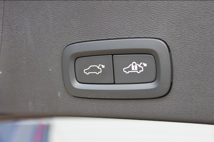 Volvo XC40 B3 177PK Automaat Plus Dark Google infotainment / Draadloos telefoon opladen / Elektrisch bedienbare bestuurdersstoel met geheugen / Adaptieve Cruise Control / Parkeersensoren voor en achter met 360 graden camera