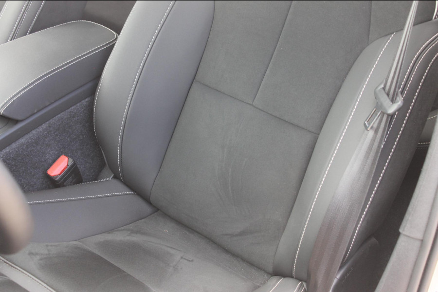 Volvo XC40 B3 177PK Automaat Plus Dark Google infotainment / Draadloos telefoon opladen / Elektrisch bedienbare bestuurdersstoel met geheugen / Adaptieve Cruise Control / Parkeersensoren voor en achter met 360 graden camera