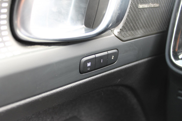 Volvo XC40 B3 177PK Automaat Plus Dark Google infotainment / Draadloos telefoon opladen / Elektrisch bedienbare bestuurdersstoel met geheugen / Adaptieve Cruise Control / Parkeersensoren voor en achter met 360 graden camera