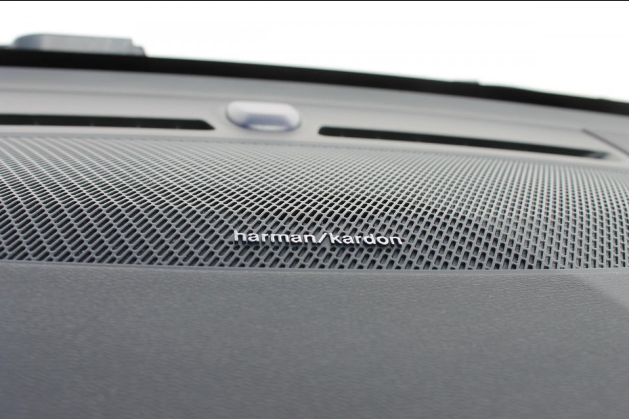 Volvo XC40 B3 177PK Automaat Plus Dark Google infotainment / Draadloos telefoon opladen / Elektrisch bedienbare bestuurdersstoel met geheugen / Adaptieve Cruise Control / Parkeersensoren voor en achter met 360 graden camera