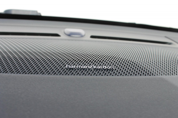 Volvo XC40 B3 177PK Automaat Plus Dark Google infotainment / Draadloos telefoon opladen / Elektrisch bedienbare bestuurdersstoel met geheugen / Adaptieve Cruise Control / Parkeersensoren voor en achter met 360 graden camera