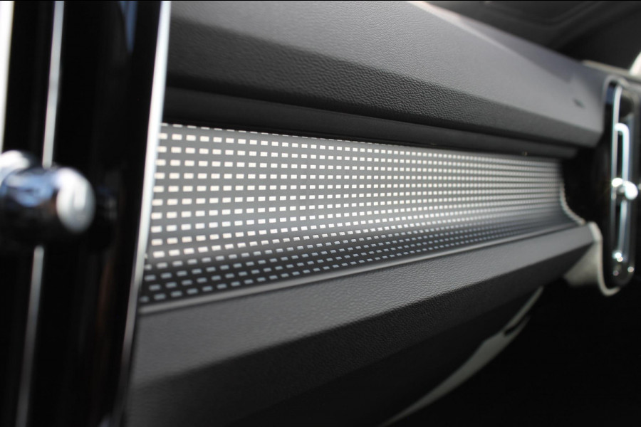 Volvo XC40 B3 177PK Automaat Plus Dark Google infotainment / Draadloos telefoon opladen / Elektrisch bedienbare bestuurdersstoel met geheugen / Adaptieve Cruise Control / Parkeersensoren voor en achter met 360 graden camera