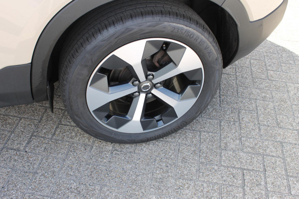 Volvo XC40 B3 177PK Automaat Plus Dark Google infotainment / Draadloos telefoon opladen / Elektrisch bedienbare bestuurdersstoel met geheugen / Adaptieve Cruise Control / Parkeersensoren voor en achter met 360 graden camera