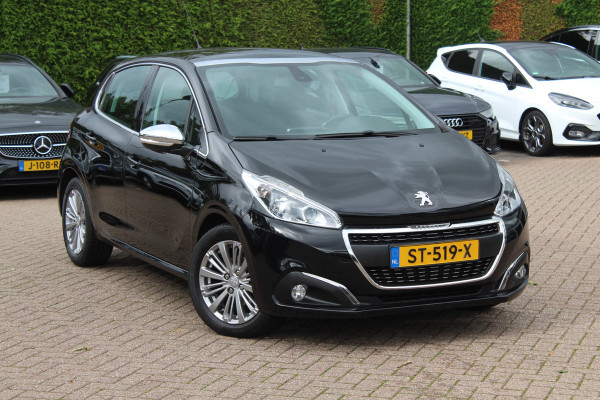 Peugeot 208 1.2 PureTech Allure / Panoramadak / Navigatie / Parkeerhulp achter / 16'' / Apple CarPlay / DAB / Cruise Control Peugeot 208 1.2 PureTech Allure / Panoramadak / Navigatie / Parkeerhulp achter / 16'' / Apple CarPlay / DAB / Cruise Control