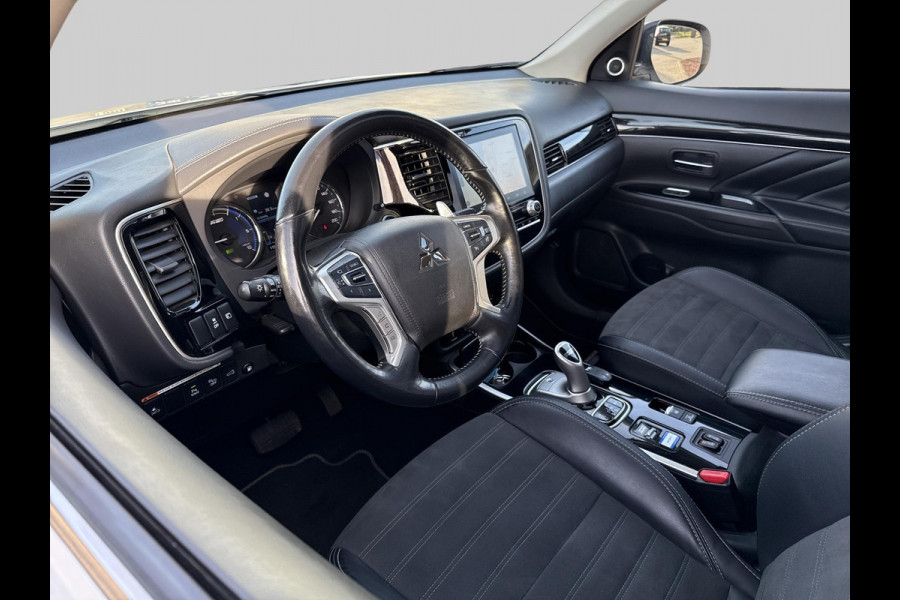 Mitsubishi Outlander 2.4 PHEV Intense+ schuifdak | trekhaak Mitsubishi Outlander 2.4 PHEV Intense+ schuifdak | trekhaak