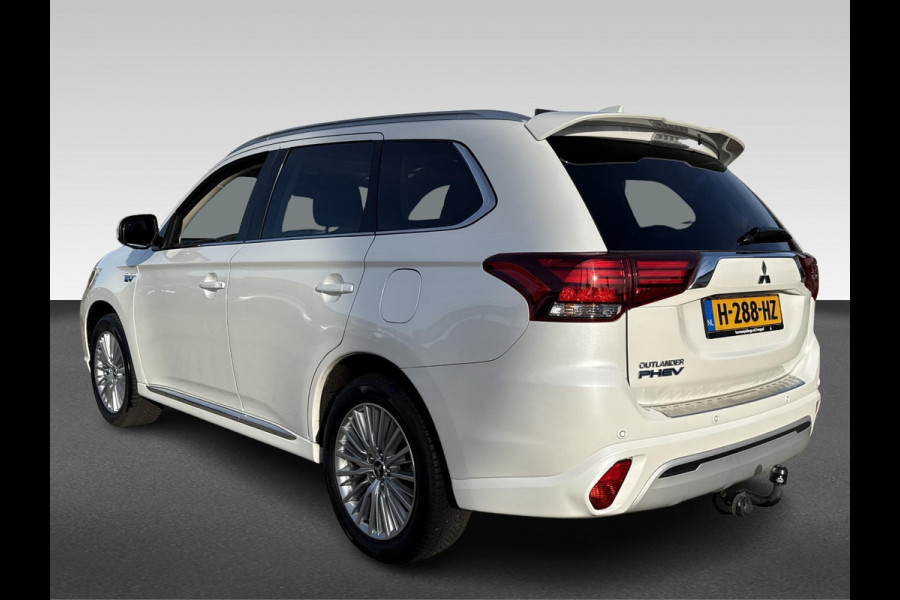 Mitsubishi Outlander 2.4 PHEV Intense+ schuifdak | trekhaak Mitsubishi Outlander 2.4 PHEV Intense+ schuifdak | trekhaak