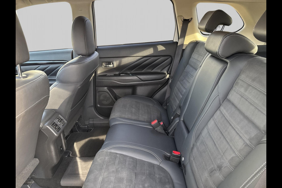 Mitsubishi Outlander 2.4 PHEV Intense+ schuifdak | trekhaak Mitsubishi Outlander 2.4 PHEV Intense+ schuifdak | trekhaak