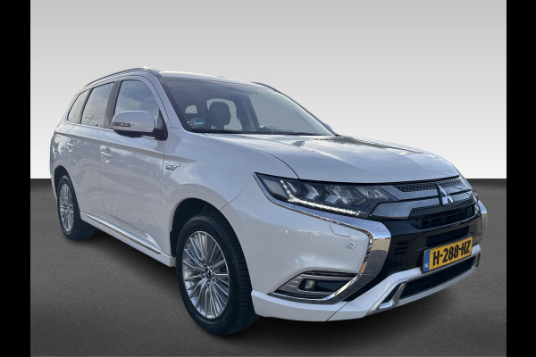 Mitsubishi Outlander 2.4 PHEV Intense+ schuifdak | trekhaak Mitsubishi Outlander 2.4 PHEV Intense+ schuifdak | trekhaak