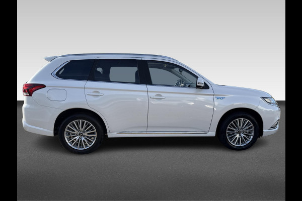Mitsubishi Outlander 2.4 PHEV Intense+ schuifdak | trekhaak Mitsubishi Outlander 2.4 PHEV Intense+ schuifdak | trekhaak