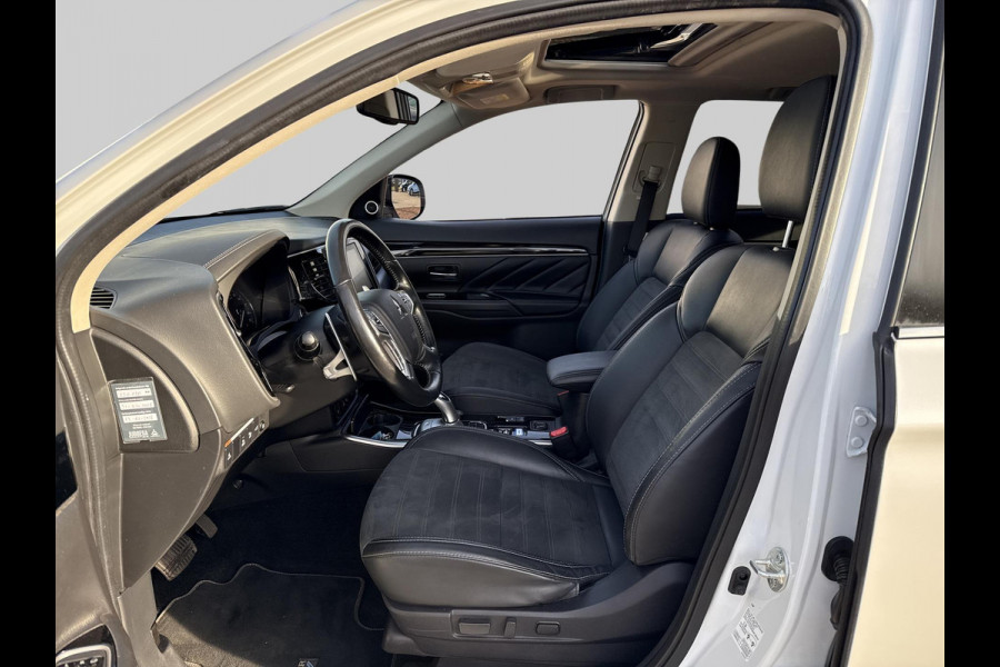 Mitsubishi Outlander 2.4 PHEV Intense+ schuifdak | trekhaak Mitsubishi Outlander 2.4 PHEV Intense+ schuifdak | trekhaak