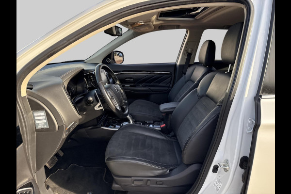 Mitsubishi Outlander 2.4 PHEV Intense+ schuifdak | trekhaak Mitsubishi Outlander 2.4 PHEV Intense+ schuifdak | trekhaak