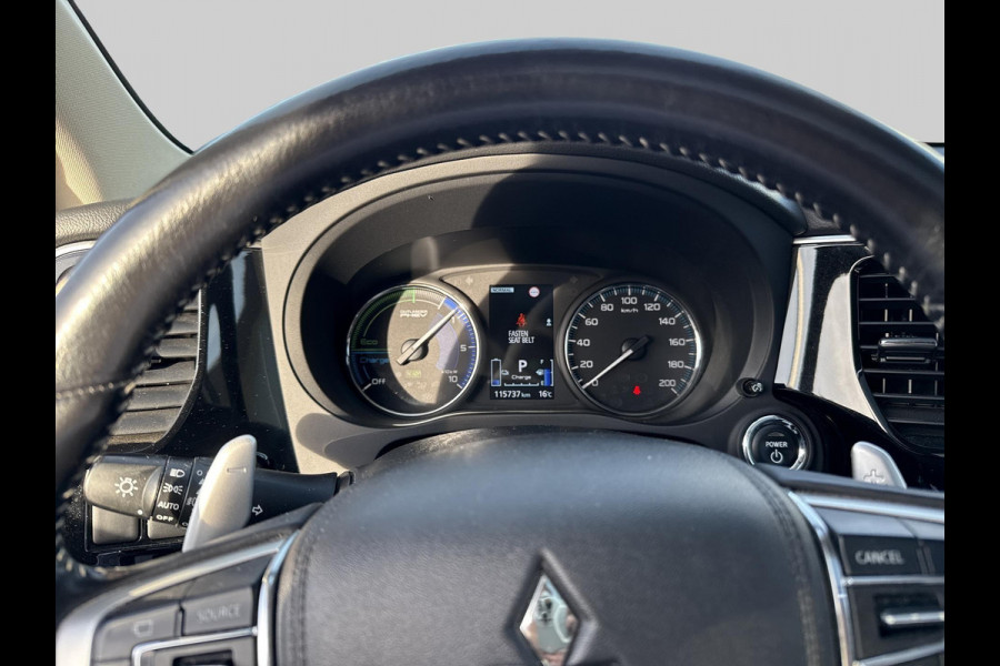 Mitsubishi Outlander 2.4 PHEV Intense+ schuifdak | trekhaak Mitsubishi Outlander 2.4 PHEV Intense+ schuifdak | trekhaak