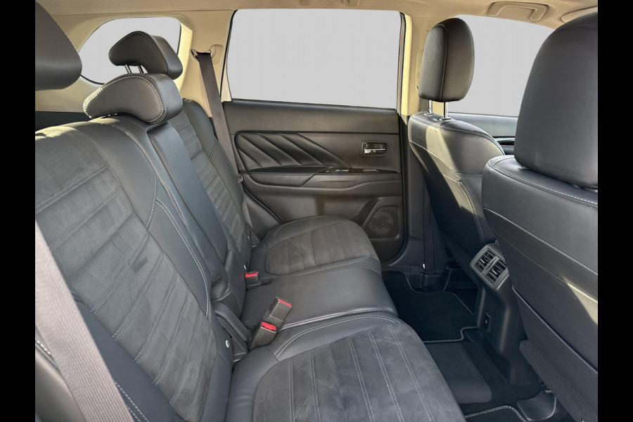 Mitsubishi Outlander 2.4 PHEV Intense+ schuifdak | trekhaak Mitsubishi Outlander 2.4 PHEV Intense+ schuifdak | trekhaak