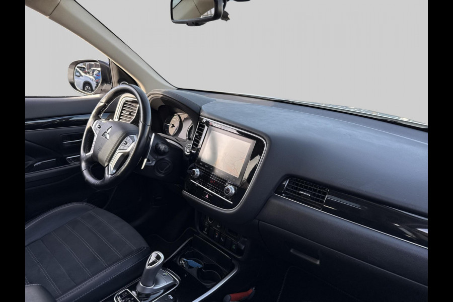 Mitsubishi Outlander 2.4 PHEV Intense+ schuifdak | trekhaak Mitsubishi Outlander 2.4 PHEV Intense+ schuifdak | trekhaak