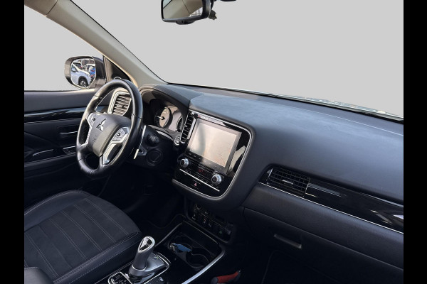 Mitsubishi Outlander 2.4 PHEV Intense+ schuifdak | trekhaak Mitsubishi Outlander 2.4 PHEV Intense+ schuifdak | trekhaak