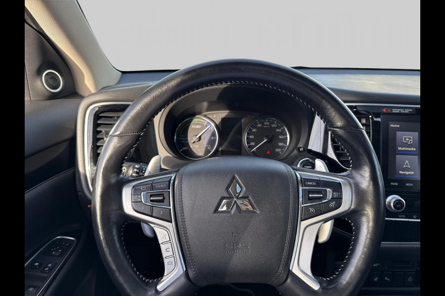 Mitsubishi Outlander 2.4 PHEV Intense+ schuifdak | trekhaak Mitsubishi Outlander 2.4 PHEV Intense+ schuifdak | trekhaak