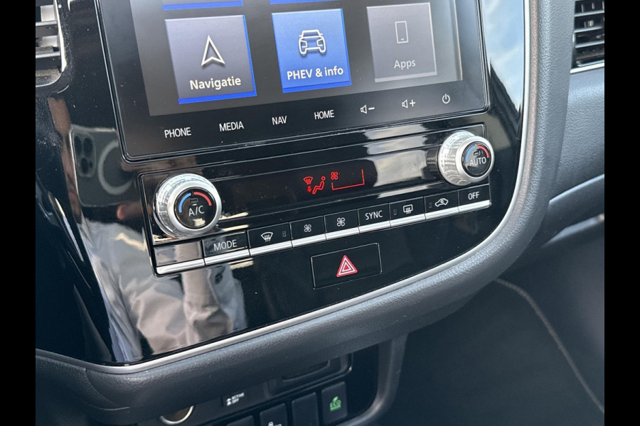 Mitsubishi Outlander 2.4 PHEV Intense+ schuifdak | trekhaak Mitsubishi Outlander 2.4 PHEV Intense+ schuifdak | trekhaak